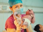 Bà bầu - Bé sơ sinh vừa lọt lòng đã làm việc lạ lùng khiến bác sĩ ngỡ ngàng