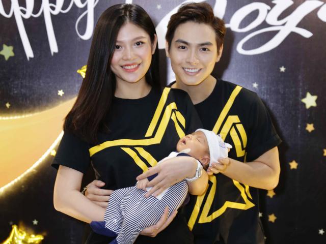 Vợ chồng Chúng Huyền Thanh - Jay Quân mặc đồ đôi mừng đầy tháng con trai