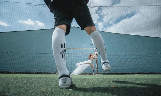 Ảnh cưới cô dâu đi giày thể thao trên sân bóng mùa World Cup gây amp;#39;sốt mạngamp;#39; - 5