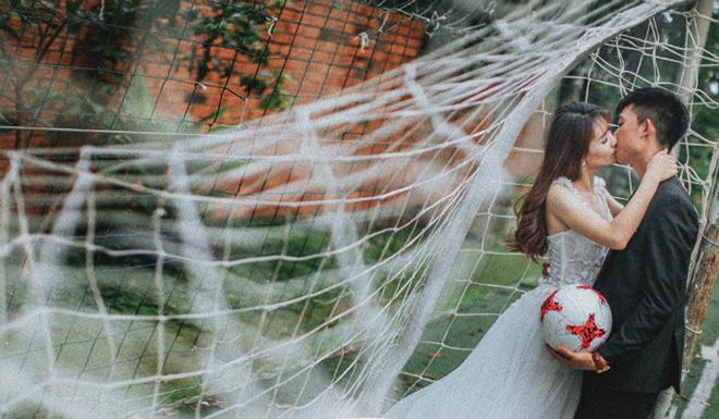 Ảnh cưới cô dâu đi giày thể thao trên sân bóng mùa World Cup gây amp;#39;sốt mạngamp;#39; - 8