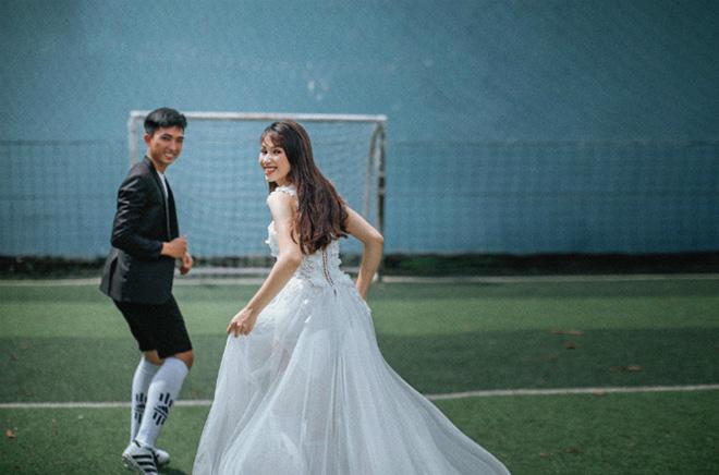 Ảnh cưới cô dâu đi giày thể thao trên sân bóng mùa World Cup gây amp;#39;sốt mạngamp;#39; - 9