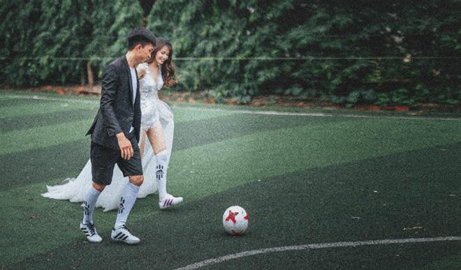 Ảnh cưới cô dâu đi giày thể thao trên sân bóng mùa World Cup gây amp;#39;sốt mạngamp;#39; - 7