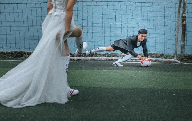 Ảnh cưới cô dâu đi giày thể thao trên sân bóng mùa World Cup gây amp;#39;sốt mạngamp;#39; - 3