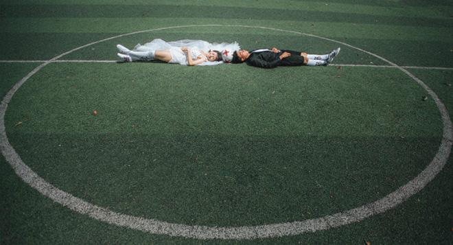Ảnh cưới cô dâu đi giày thể thao trên sân bóng mùa World Cup gây amp;#39;sốt mạngamp;#39; - 4