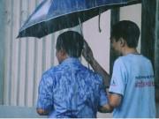 Tin tức - Bức ảnh xúc động kỳ thi THPT Quốc gia: Bố ướt đẫm lưng áo để che ô cho con trai