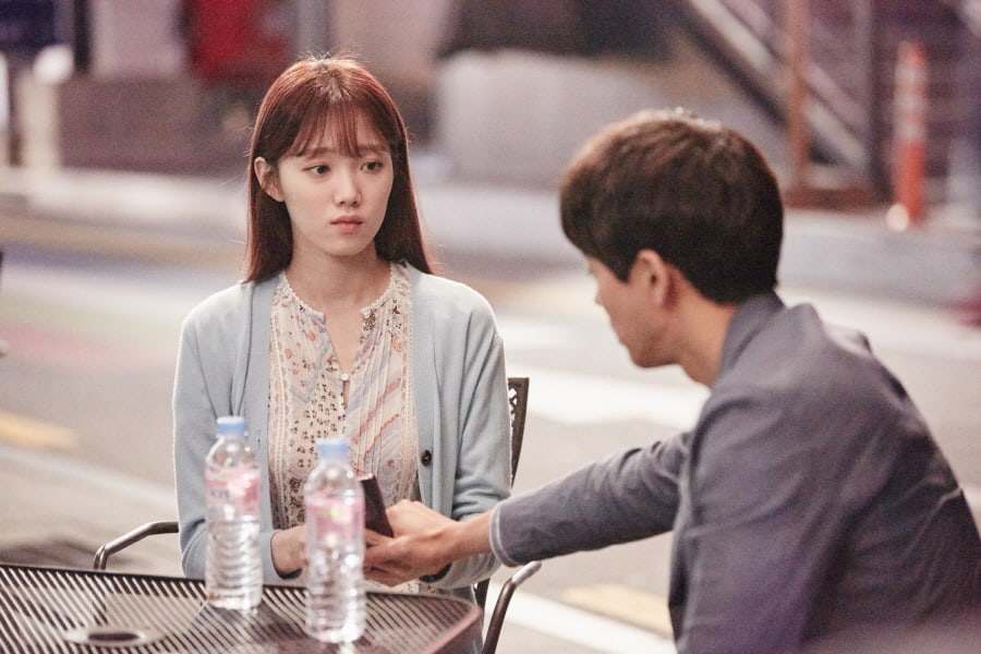 Tranh thủ dọn phòng giúp bạn gái, sững sờ khi nhìn thứ đồ rơi dưới gầm giường - 1