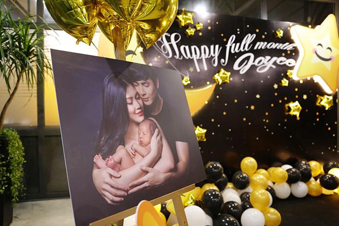 Vợ chồng Chúng Huyền Thanh - Jay Quân mặc đồ đôi mừng đầy tháng con trai - 1