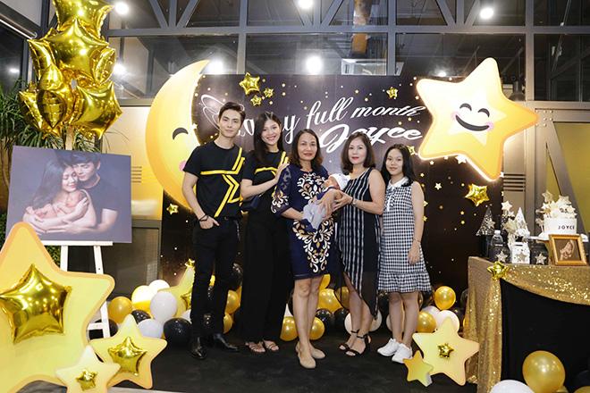 Vợ chồng Chúng Huyền Thanh - Jay Quân mặc đồ đôi mừng đầy tháng con trai - 2