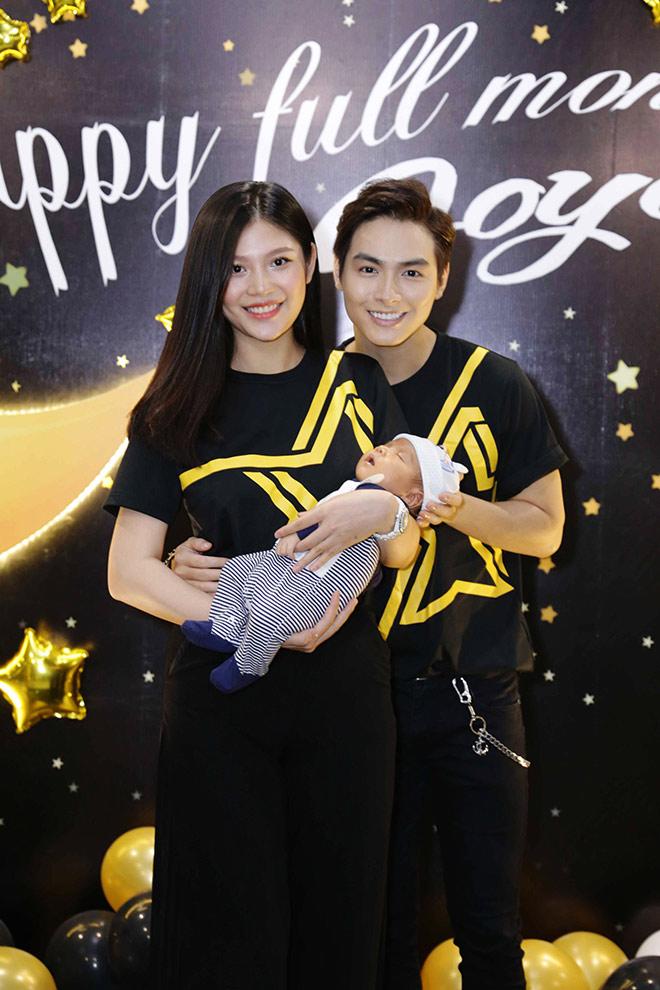 Vợ chồng Chúng Huyền Thanh - Jay Quân mặc đồ đôi mừng đầy tháng con trai - 4