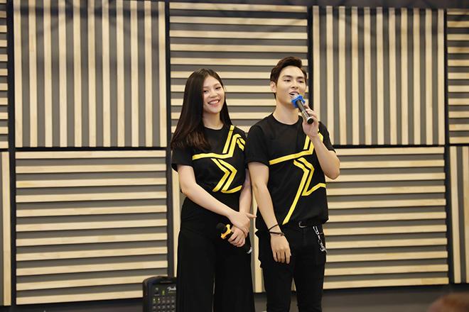 Vợ chồng Chúng Huyền Thanh - Jay Quân mặc đồ đôi mừng đầy tháng con trai - 5