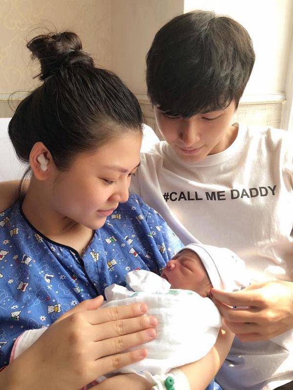 Vợ chồng Chúng Huyền Thanh - Jay Quân mặc đồ đôi mừng đầy tháng con trai - 6