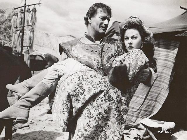 Bộ phim vướng lời nguyền chết chóc: Nữ chính bị báo tấn công, gần 100 nhân viên mắc ung thư