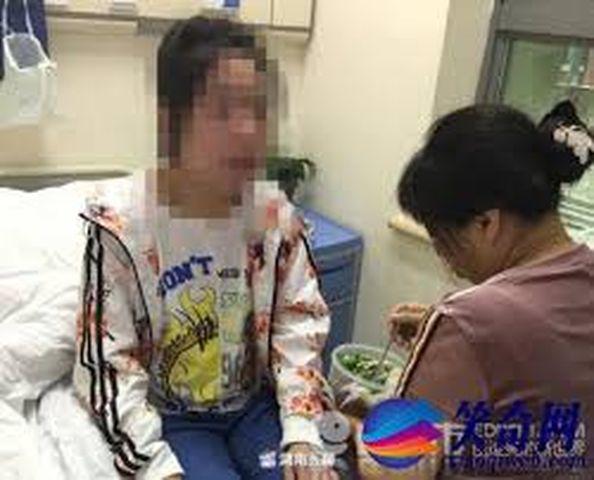 Cô gái 21 tuổi mắc bệnh viêm não suýt tử vong vì chơi điện thoại liên tục 4 tiếng - 2