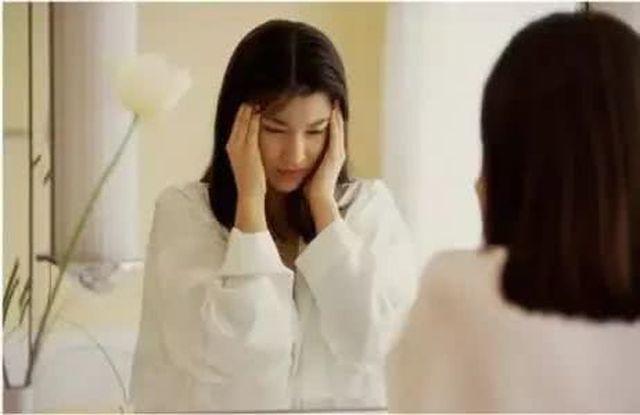 Cô gái 21 tuổi mắc bệnh viêm não suýt tử vong vì chơi điện thoại liên tục 4 tiếng - 1