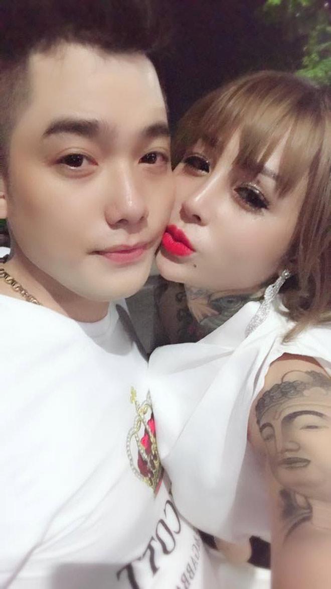 “Hot girl xăm trổ” quỳ gối cầu hôn bạn trai gây xôn xao phố đi bộ HN - 2