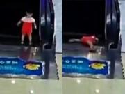 Tin tức - Khoảnh khắc kinh hoàng: Không có người trông, bé gái kẹp tay vào thang cuốn đang di chuyển