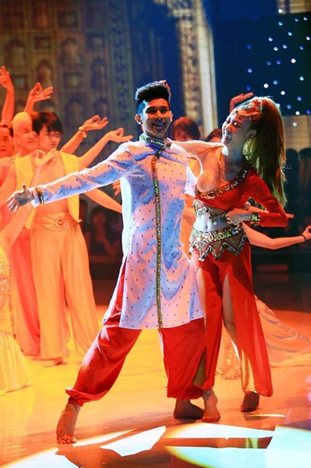 Ngán ngẩm cảnh Hương Giang và loạt sao tuột nội y trên sân khấu, lộ cả điểm nhạy cảm - 6