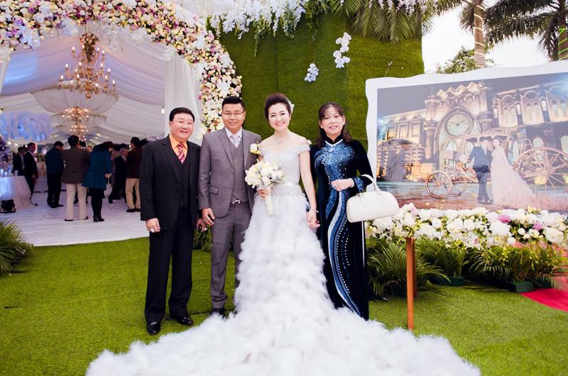Theo đó, giữa năm 2016, chị gái Thu Hương – Thu Thủy kết hôn với Đức Thắng, một doanh nhân giàu có ở TP.HCM. Cặp đôi từng gây xôn xao khi chịu chi tới 250 triệu cho bộ ảnh cưới của mình.
