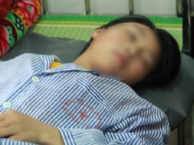 Gia cảnh đáng thương của nữ sinh bị đánh hội đồng: Bàn học chông chênh, cả năm mặc đồ cũ