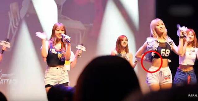 Ngán ngẩm cảnh Hương Giang và loạt sao tuột nội y trên sân khấu, lộ cả điểm nhạy cảm - 8