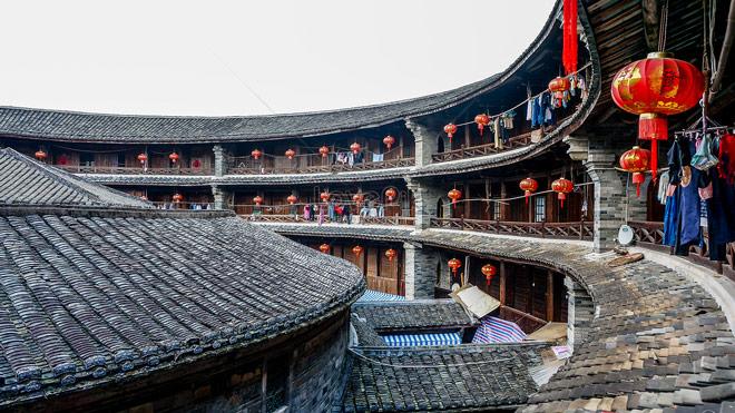 Choáng váng với những ngôi nhà có 1-0-2, tường dày 2m, chứa được hàng trăm người - 6