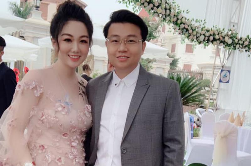Khi đám cưới của Thu Hương và Năng Tĩnh nhận được sự quan tâm của rất nhiều người, thì cư dân mạng tiếp tục phát hiện chị gái của cô cũng từng “gây sốt” MXH khi tổ chức lễ rước dâu bằng máy bay.

