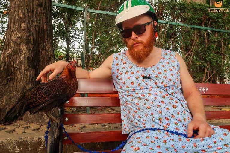 Chuyện ít người biết về chàng trai Tây mặc đồ chị em, ôm gà “gây bão” đường phố Sài Gòn - 4