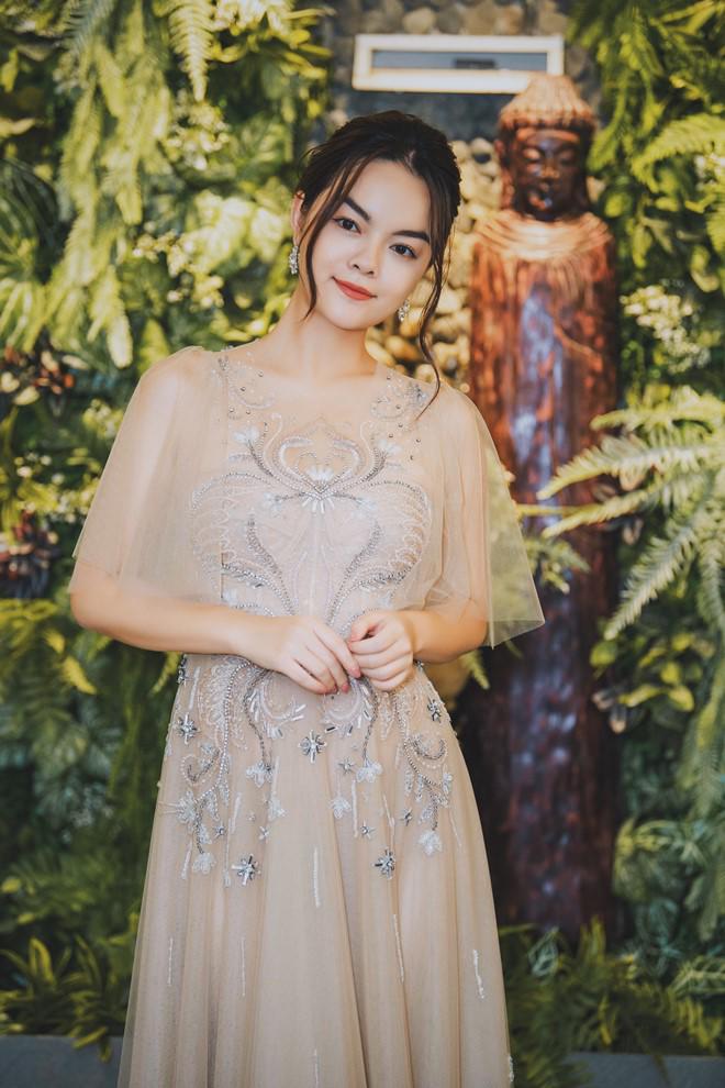 Phạm Quỳnh Anh đẹp như nàng thơ khi ra Hà Nội chung vui với amp;#34;MC nóng bỏng nhất VTVamp;#34; - 1