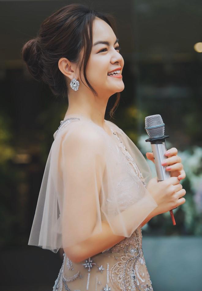 Phạm Quỳnh Anh đẹp như nàng thơ khi ra Hà Nội chung vui với amp;#34;MC nóng bỏng nhất VTVamp;#34; - 2