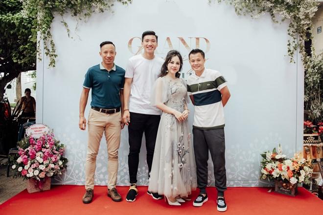 Phạm Quỳnh Anh đẹp như nàng thơ khi ra Hà Nội chung vui với amp;#34;MC nóng bỏng nhất VTVamp;#34; - 12