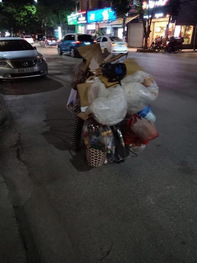 Mẹ vất vả địu con đi nhặt rác và câu nói khiến nhiều người xấu hổ tự nhìn lại - 1