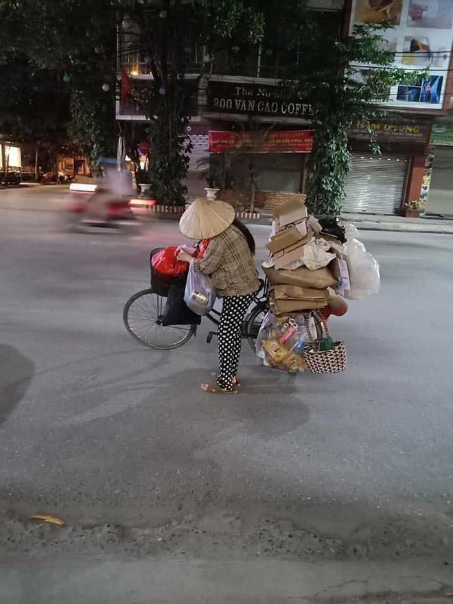 Mẹ vất vả địu con đi nhặt rác và câu nói khiến nhiều người xấu hổ tự nhìn lại - 2