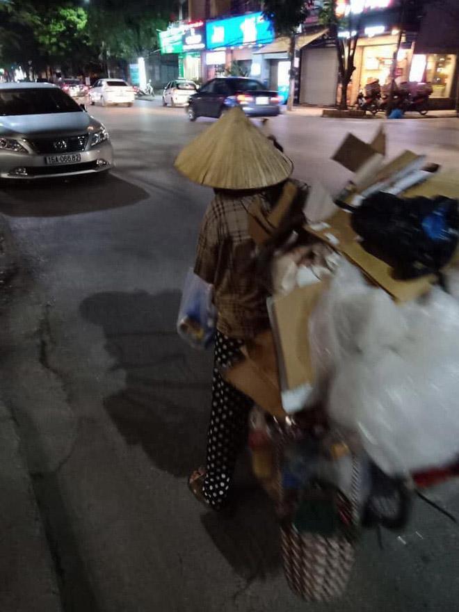 Mẹ vất vả địu con đi nhặt rác và câu nói khiến nhiều người xấu hổ tự nhìn lại - 3