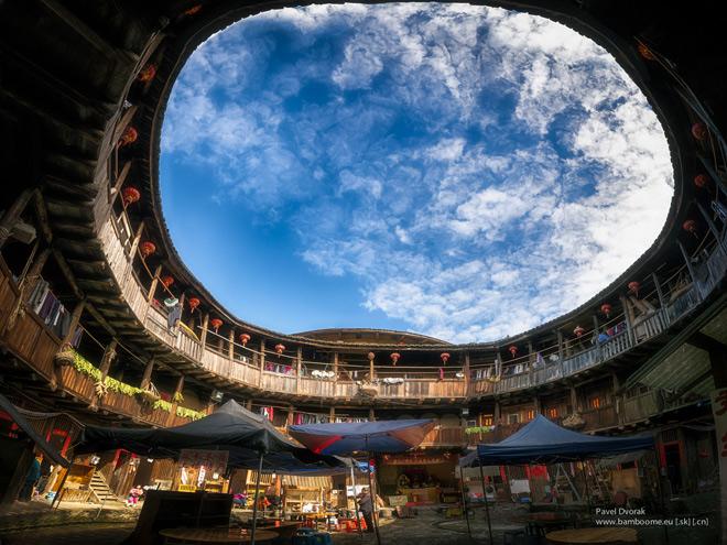 Choáng váng với những ngôi nhà có 1-0-2, tường dày 2m, chứa được hàng trăm người - 4