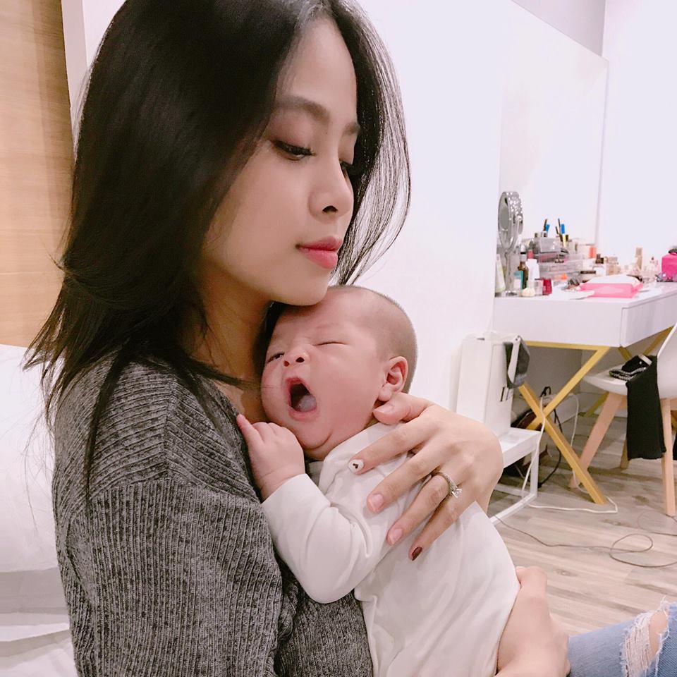 Mỹ nhân Việt được chồng quỳ gối tặng ô tô, quý tử điển trai mà dễ thương hết nấc - 5