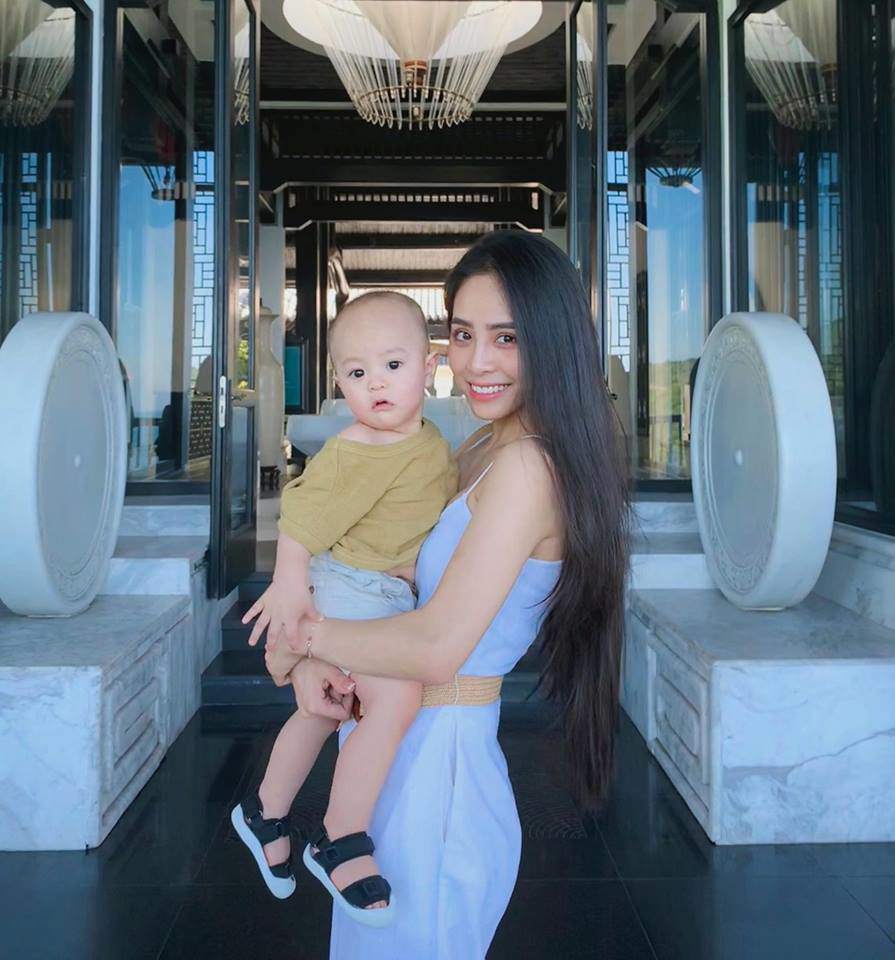 Mỹ nhân Việt được chồng quỳ gối tặng ô tô, quý tử điển trai mà dễ thương hết nấc - 7