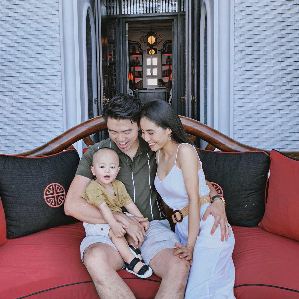 Mỹ nhân Việt được chồng quỳ gối tặng ô tô, quý tử điển trai mà dễ thương hết nấc - 2