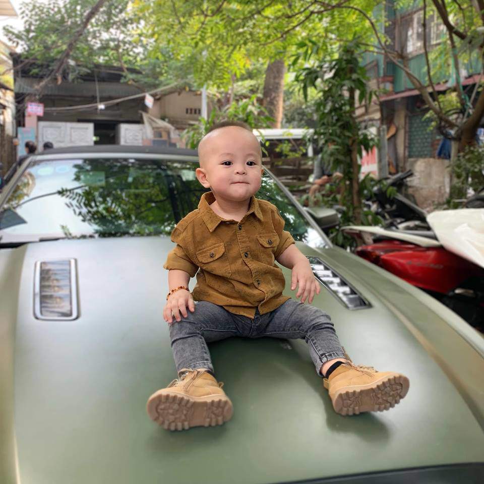 Mỹ nhân Việt được chồng quỳ gối tặng ô tô, quý tử điển trai mà dễ thương hết nấc - 16