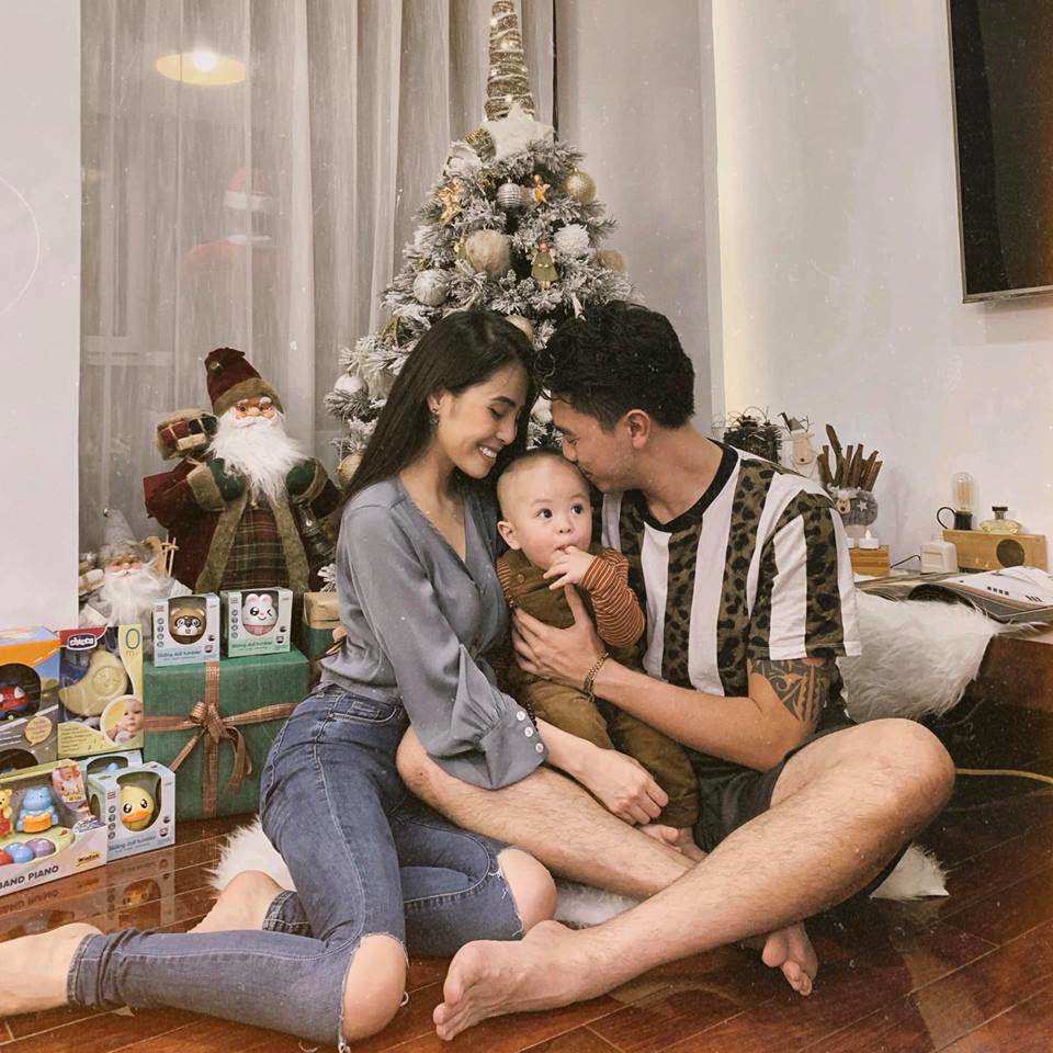 Mỹ nhân Việt được chồng quỳ gối tặng ô tô, quý tử điển trai mà dễ thương hết nấc - 3