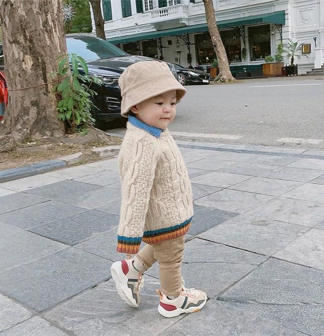 Mỹ nhân Việt được chồng quỳ gối tặng ô tô, quý tử điển trai mà dễ thương hết nấc - 13