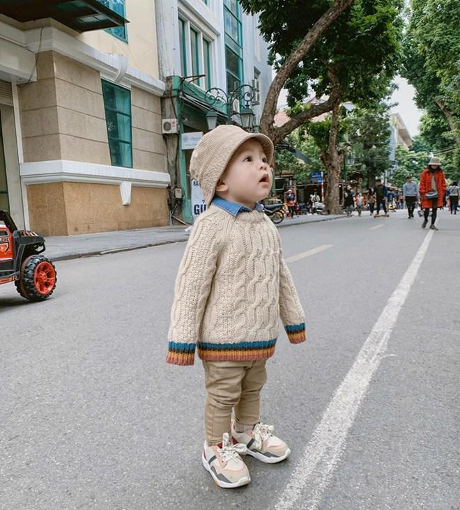 Mỹ nhân Việt được chồng quỳ gối tặng ô tô, quý tử điển trai mà dễ thương hết nấc - 14