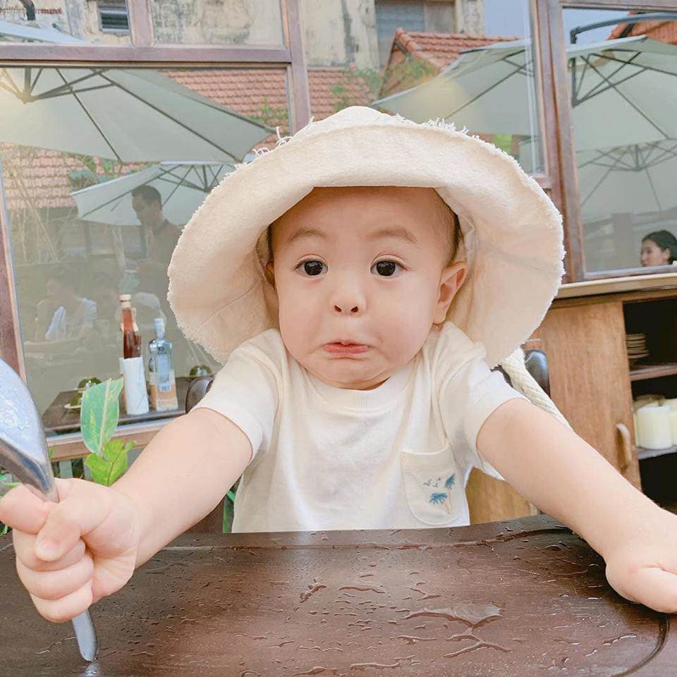 Mỹ nhân Việt được chồng quỳ gối tặng ô tô, quý tử điển trai mà dễ thương hết nấc - 8