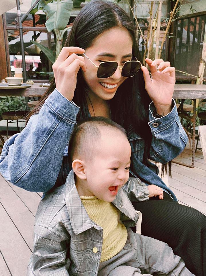 Mỹ nhân Việt được chồng quỳ gối tặng ô tô, quý tử điển trai mà dễ thương hết nấc - 17