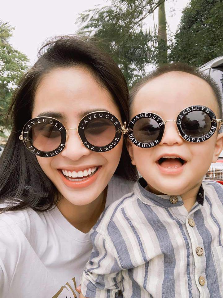 Mỹ nhân Việt được chồng quỳ gối tặng ô tô, quý tử điển trai mà dễ thương hết nấc - 18