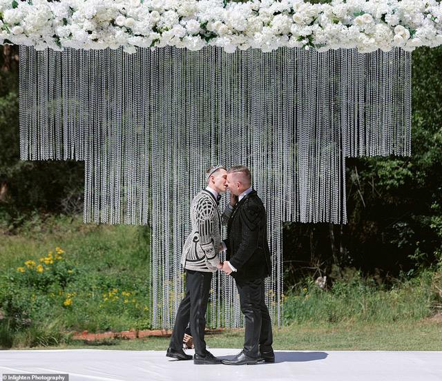 amp;#39;Siêu đám cướiamp;#39; 23 tỷ toàn kim cương và pha lê, danh tính cô dâu chú rể càng bất ngờ - 8