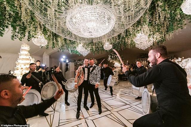 amp;#39;Siêu đám cướiamp;#39; 23 tỷ toàn kim cương và pha lê, danh tính cô dâu chú rể càng bất ngờ - 4