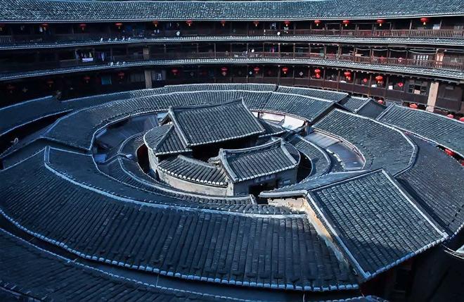 Choáng váng với những ngôi nhà có 1-0-2, tường dày 2m, chứa được hàng trăm người - 1