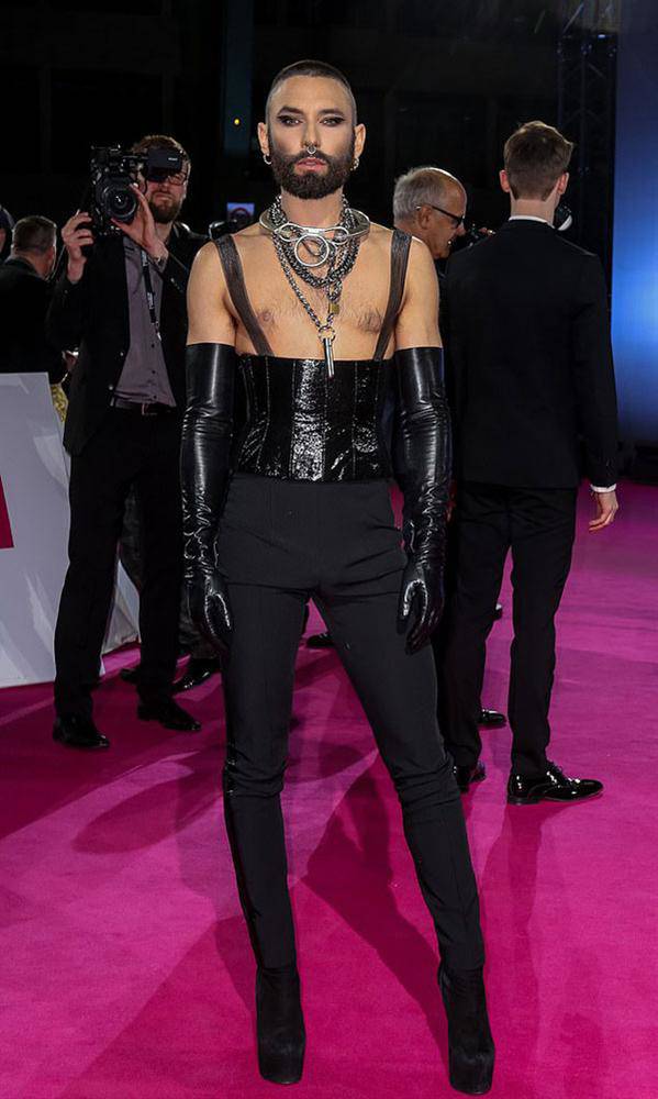 Top 10 bộ cánh thảm họa tuần qua: Hoa hậu amp;#34;ăn chơiamp;#34; nhất Sài Gòn diện đồ gây tranh cãi - 9