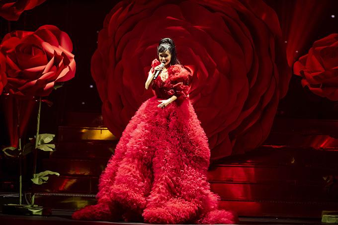 Top 10 bộ cánh thảm họa tuần qua: Hoa hậu amp;#34;ăn chơiamp;#34; nhất Sài Gòn diện đồ gây tranh cãi - 5