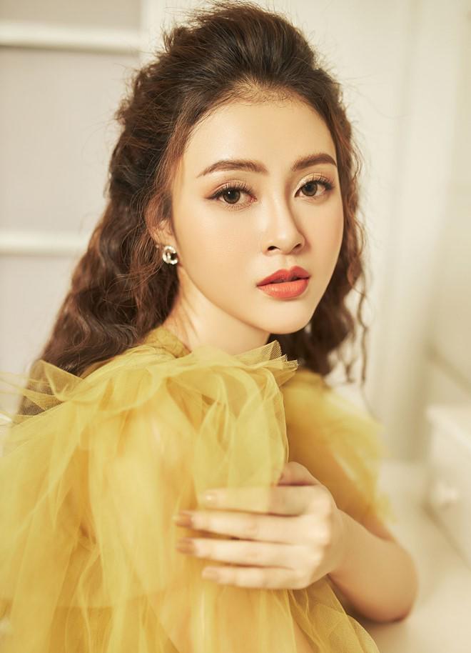 Á hậu Lý Kim Thảo đẹp trong veo, kể về vai nữ sinh nhà nghèo ham amp;#34;sống ảoamp;#34; - 1